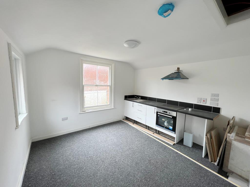 Lot: 42 - FREEHOLD INVESTMENT - FOUR, TWO-BEDROOM AND ONE, ONE-BEDROOM APARTMENTS -